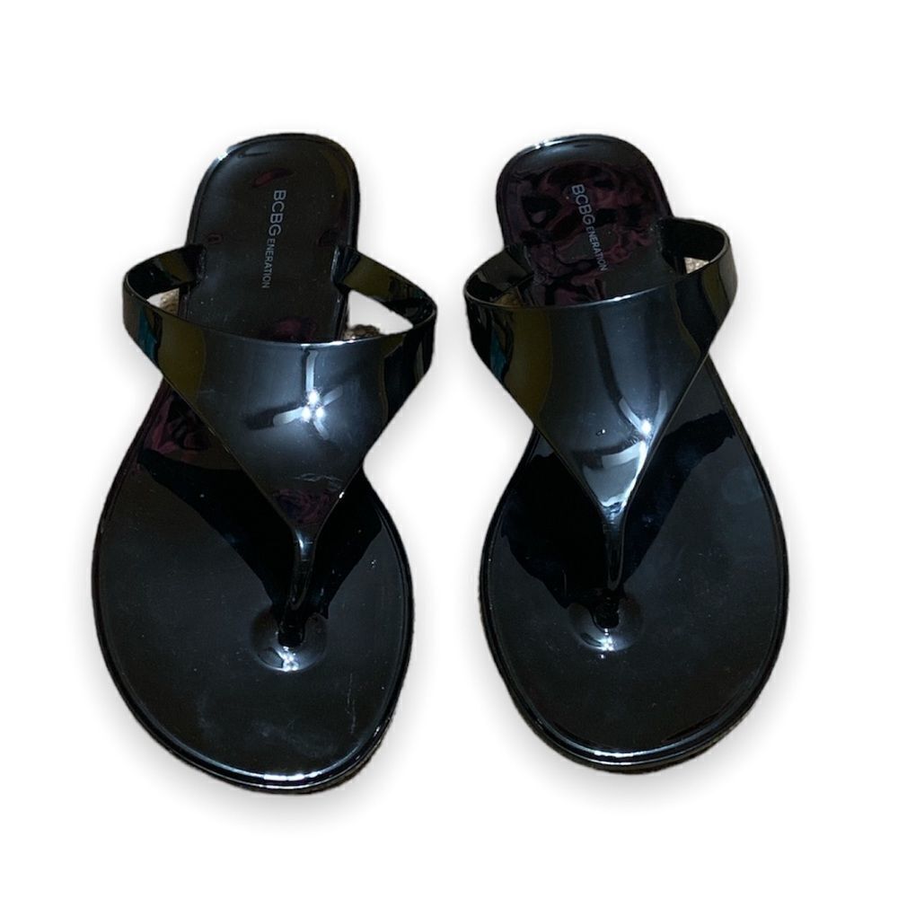 Women’s BCBGeneration shiny black flip flops sandals glossy BCBG flats Size 8